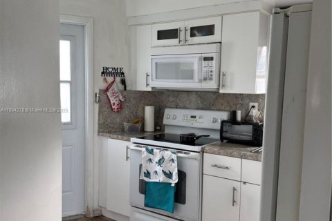 Condo in Miami, Florida, 1 bedroom  № 1946090 - photo 6