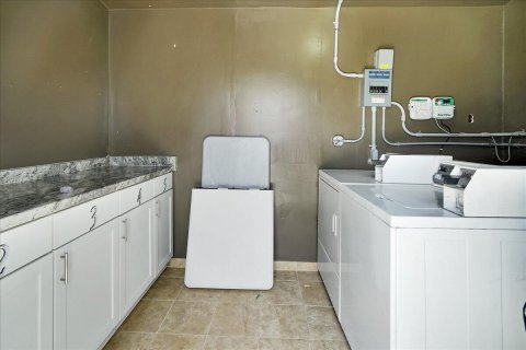 Commercial property in Lake Park, Florida 269.7 sq.m. № 736408 - photo 1