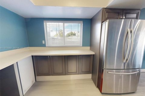 Commercial property in Hollywood, Florida 167.69 sq.m. № 2091391 - photo 12