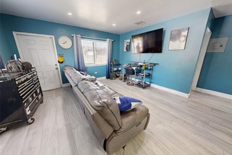 Commercial property in Hollywood, Florida 167.69 sq.m. № 2091391 - photo 18