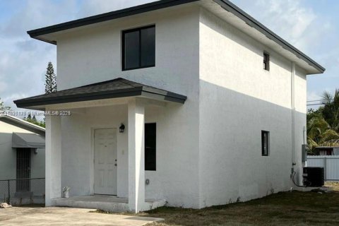 House in Miami, Florida 3 bedrooms, 134.71 sq.m. № 1950494 - photo 1
