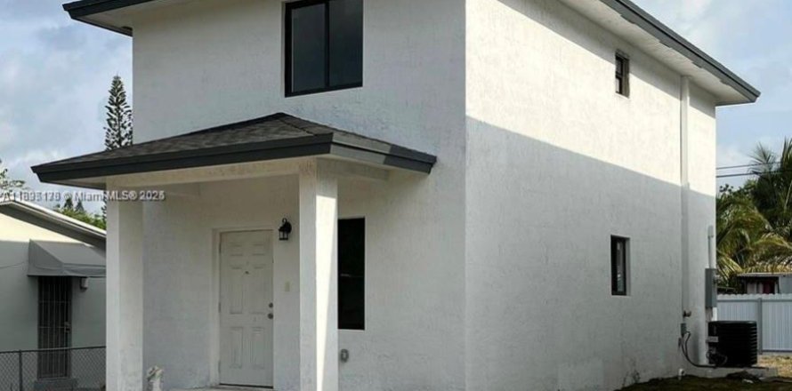 House in Miami, Florida 3 bedrooms, 134.71 sq.m. № 1950494