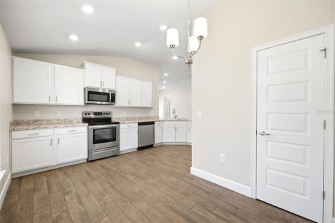House in Spring Hill, Florida 4 bedrooms, 167.6 sq.m. № 2222445 - photo 12
