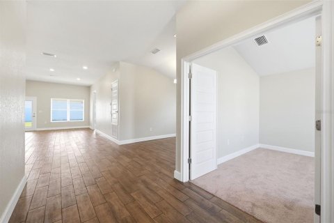 House in Spring Hill, Florida 4 bedrooms, 167.6 sq.m. № 2222445 - photo 4