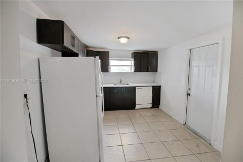 House in Riviera Beach, Florida 2 bedrooms, 46.45 sq.m. № 2040060 - photo 3