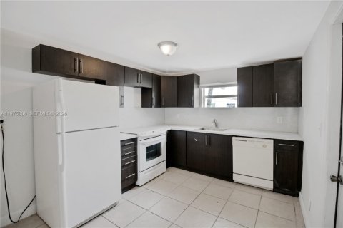 House in Riviera Beach, Florida 2 bedrooms, 46.45 sq.m. № 2040060 - photo 4