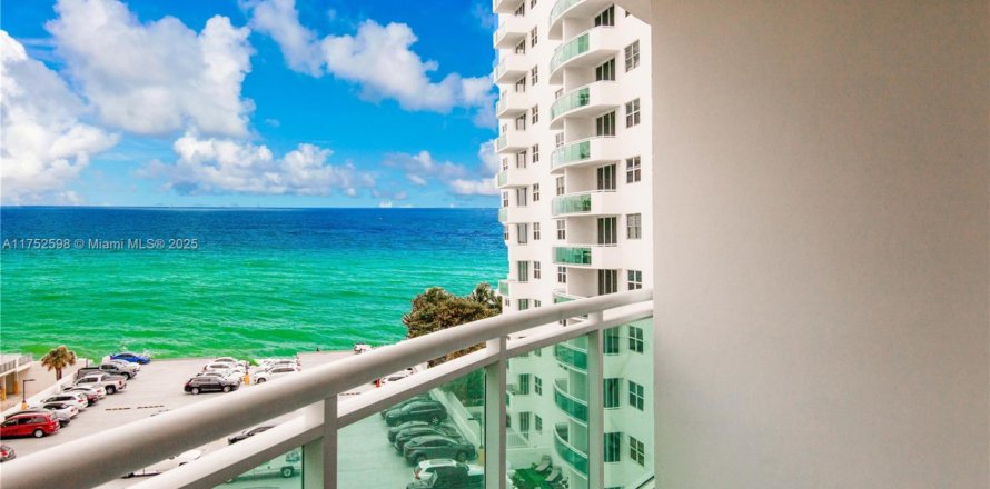 Condominio en Hollywood, Florida, 2 dormitorios  № 1982480