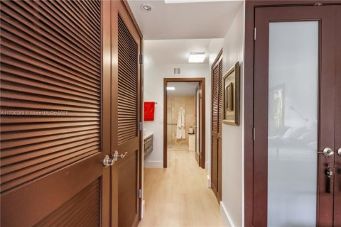 Condo in Key Biscayne, Florida, 3 bedrooms  № 1762688 - photo 12