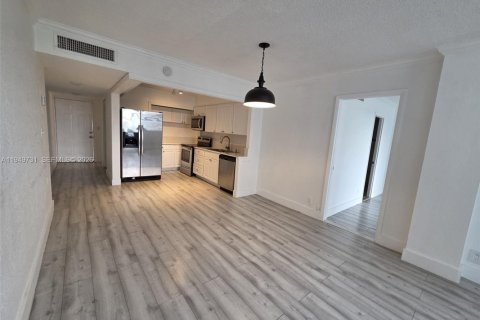 Condominio en alquiler en North Miami Beach, Florida, 1 dormitorio, 66.7 m2 № 2011144 - foto 3