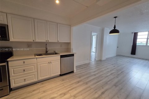Condominio en alquiler en North Miami Beach, Florida, 1 dormitorio, 66.7 m2 № 2011144 - foto 2