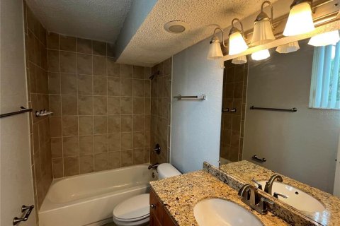 Condo in Sarasota, Florida, 2 bedrooms  № 1913069 - photo 11
