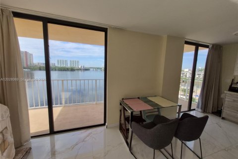 Condo in Sunny Isles Beach, Florida, 3 bedrooms  № 2088225 - photo 8