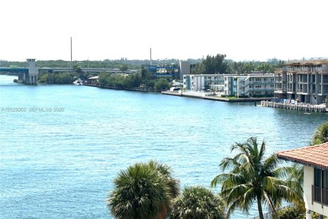 Condo in Sunny Isles Beach, Florida, 3 bedrooms  № 2088225 - photo 2
