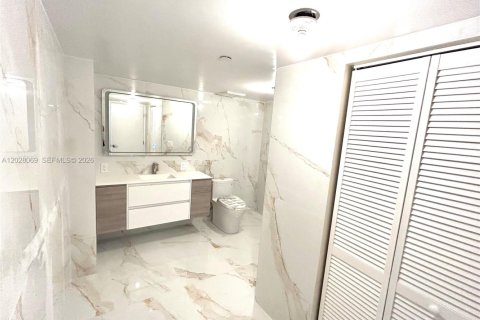 Condo in Sunny Isles Beach, Florida, 3 bedrooms  № 2088225 - photo 21