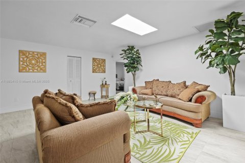 Condominio en venta en Hialeah, Florida, 3 dormitorios, 172.24 m2 № 1945298 - foto 5