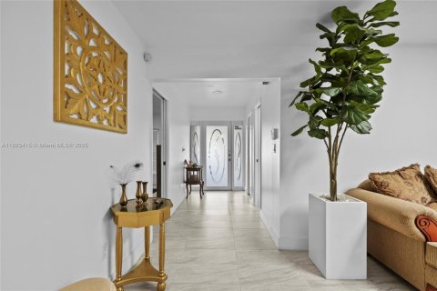 Condominio en venta en Hialeah, Florida, 3 dormitorios, 172.24 m2 № 1945298 - foto 3
