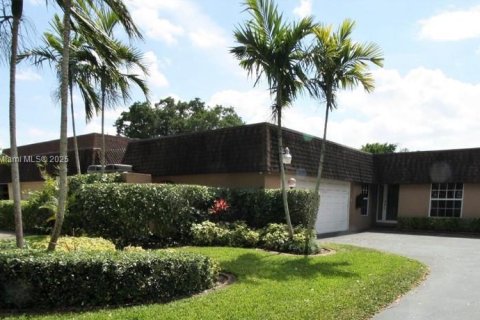 Condominio en venta en Hialeah, Florida, 3 dormitorios, 172.24 m2 № 1945298 - foto 1