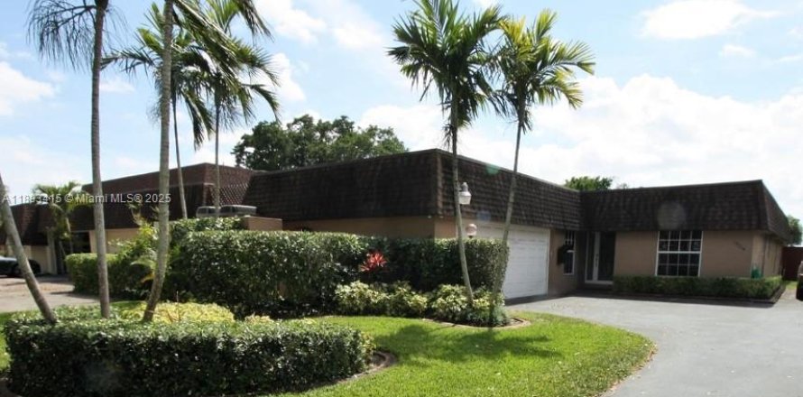 Condominio en Hialeah, Florida, 3 dormitorios № 1945298