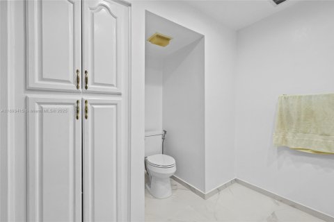Condominio en venta en Hialeah, Florida, 3 dormitorios, 172.24 m2 № 1945298 - foto 17