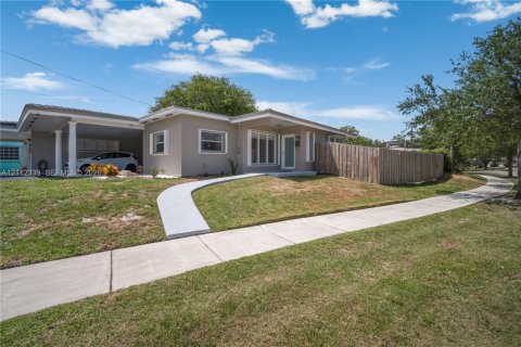 Villa ou maison à louer à Palmetto Bay, Floride: 2 chambres, 91.23 m2 № 2431402 - photo 4