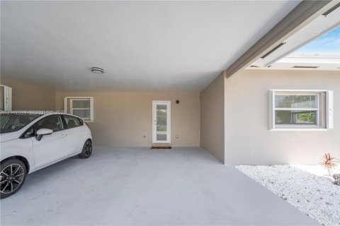 Villa ou maison à louer à Palmetto Bay, Floride: 2 chambres, 91.23 m2 № 2431402 - photo 2