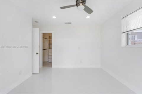 Villa ou maison à louer à Palmetto Bay, Floride: 2 chambres, 91.23 m2 № 2431402 - photo 18