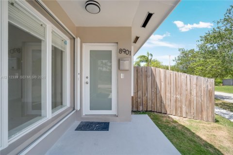 Villa ou maison à louer à Palmetto Bay, Floride: 2 chambres, 91.23 m2 № 2431402 - photo 3