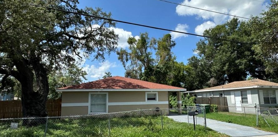 House in Tampa, Florida 4 bedrooms, 126.81 sq.m. № 2220800