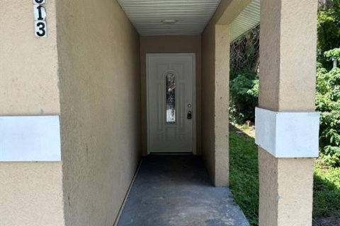 House in Tampa, Florida 4 bedrooms, 126.81 sq.m. № 2220800 - photo 13