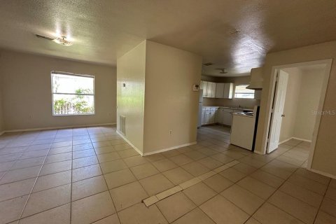 House in Tampa, Florida 4 bedrooms, 126.81 sq.m. № 2220800 - photo 17