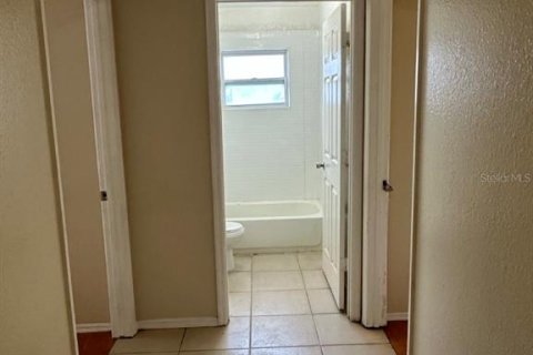 House in Tampa, Florida 4 bedrooms, 126.81 sq.m. № 2220800 - photo 20