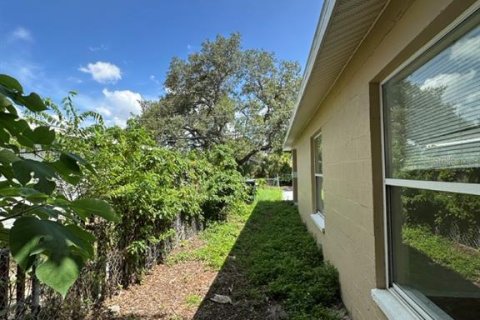 House in Tampa, Florida 4 bedrooms, 126.81 sq.m. № 2220800 - photo 11