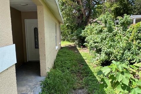 House in Tampa, Florida 4 bedrooms, 126.81 sq.m. № 2220800 - photo 12