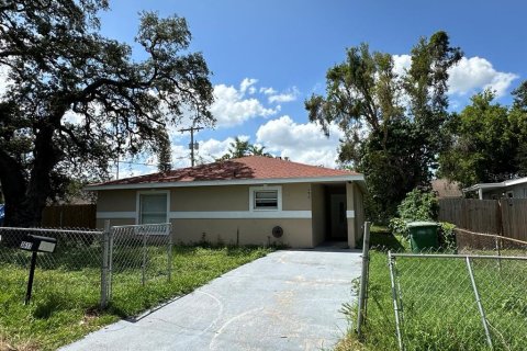 House in Tampa, Florida 4 bedrooms, 126.81 sq.m. № 2220800 - photo 2