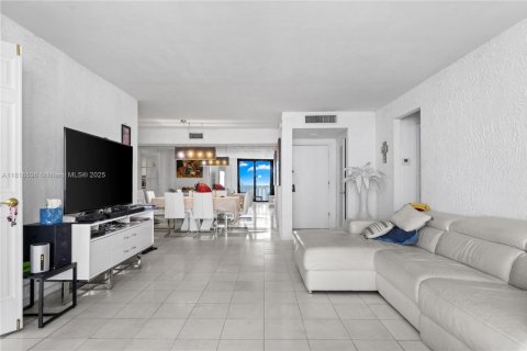 Condo in Key Biscayne, Florida, 2 bedrooms  № 1770415 - photo 10