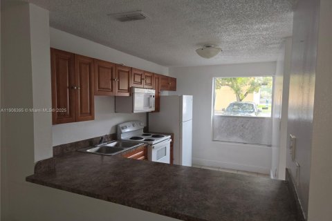 Снять в аренду кондоминиум в Мирамар, Флорида 2 спальни, 100.71м2, № 1957168 - фото 2