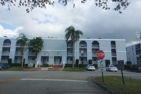 Condo in Pembroke Pines, Florida, 1 bedroom  № 1861017 - photo 2