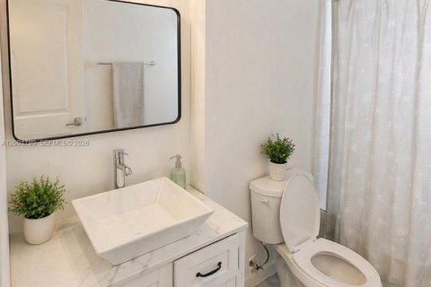Condo in North Bay Village, Florida, 1 bedroom  № 2271052 - photo 12
