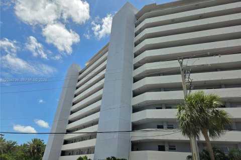 Condo in North Bay Village, Florida, 1 bedroom  № 2271052 - photo 22