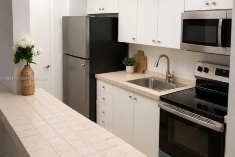 Condo in North Bay Village, Florida, 1 bedroom  № 2271052 - photo 11