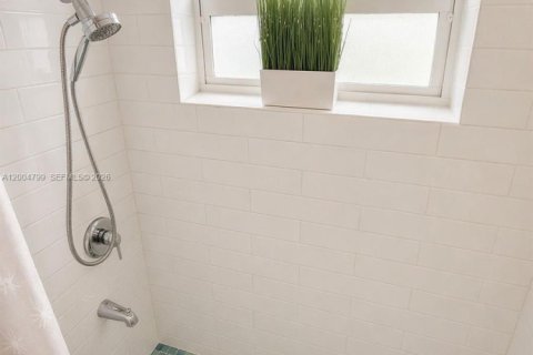 Condo in North Bay Village, Florida, 1 bedroom  № 2271052 - photo 13
