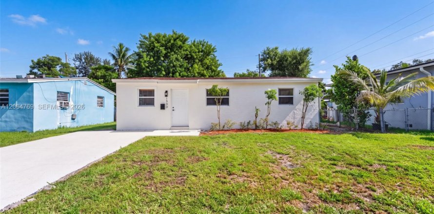 House in North Miami Beach, Florida 3 bedrooms, 83.61 sq.m. № 2286825