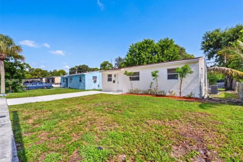 House in North Miami Beach, Florida 3 bedrooms, 83.61 sq.m. № 2286825 - photo 3