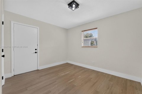 House in North Miami Beach, Florida 3 bedrooms, 83.61 sq.m. № 2286825 - photo 18