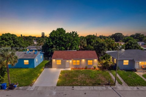 House in North Miami Beach, Florida 3 bedrooms, 83.61 sq.m. № 2286825 - photo 2