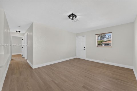 House in North Miami Beach, Florida 3 bedrooms, 83.61 sq.m. № 2286825 - photo 9