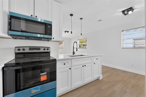 House in North Miami Beach, Florida 3 bedrooms, 83.61 sq.m. № 2286825 - photo 13