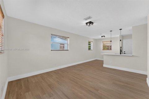 House in North Miami Beach, Florida 3 bedrooms, 83.61 sq.m. № 2286825 - photo 6