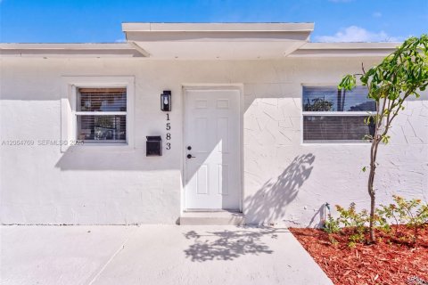 House in North Miami Beach, Florida 3 bedrooms, 83.61 sq.m. № 2286825 - photo 5