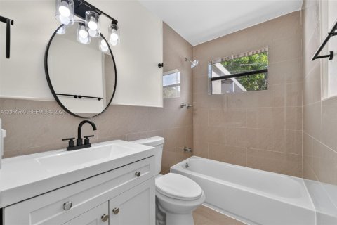 House in North Miami Beach, Florida 3 bedrooms, 83.61 sq.m. № 2286825 - photo 17